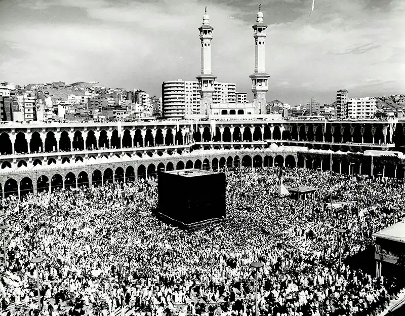 Amin, Mohamed; Pilgrims dressed in white seamless sheets; 1979